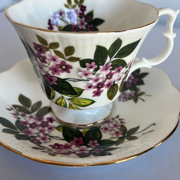 Royal Albert Bone China Tea Cup & Saucer Set Purple Violets Gold Trim - Picture 4 of 9